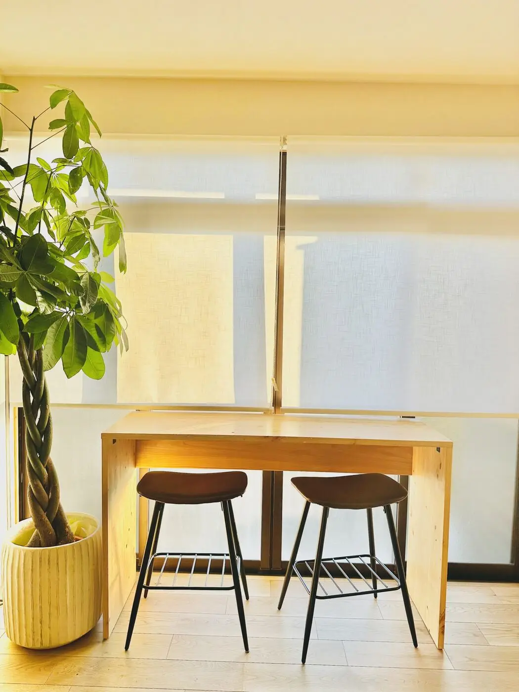 Comptoir en bois avec tabourets hauts