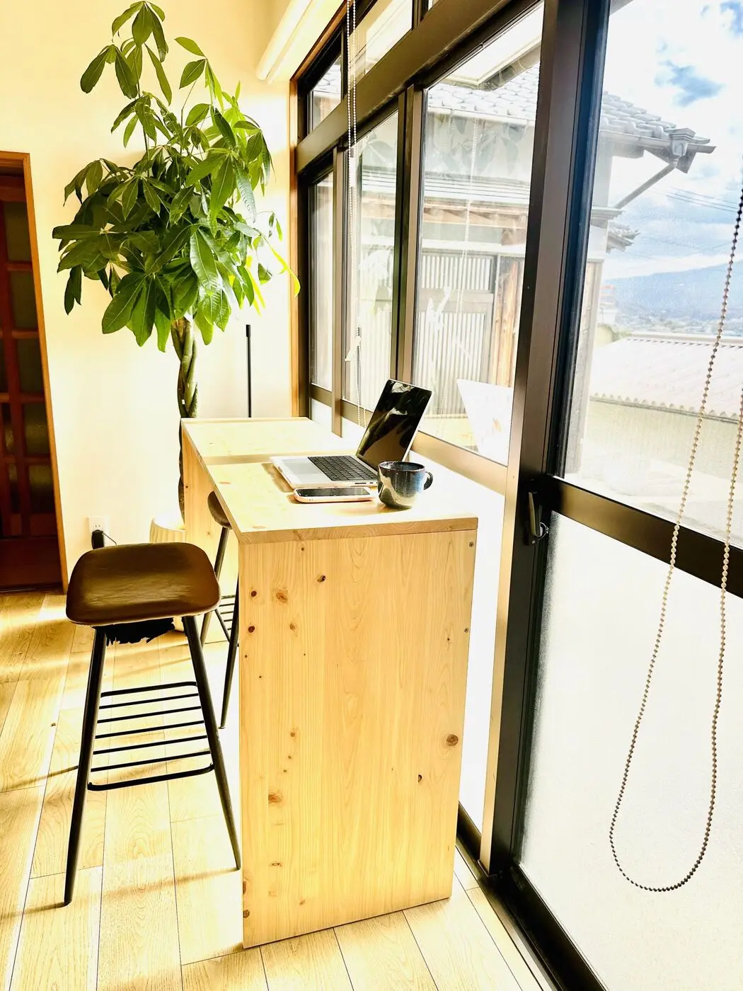 Espace de travail avec bureau face à la fenêtre