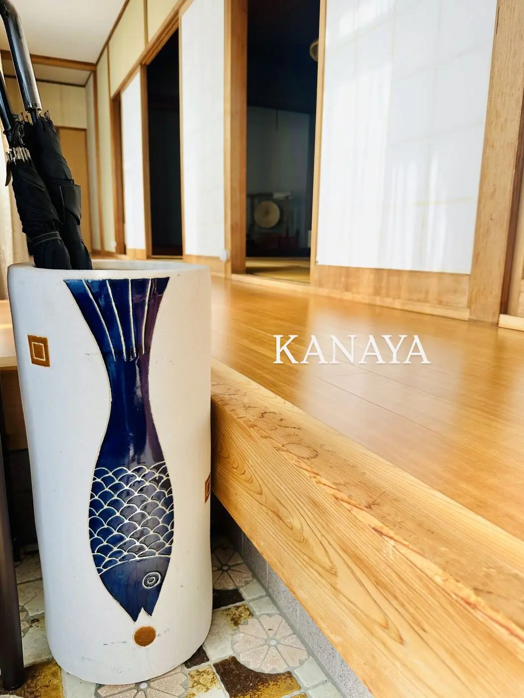 Enseigne KANAYA à l'entrée avec vase en forme de poisson