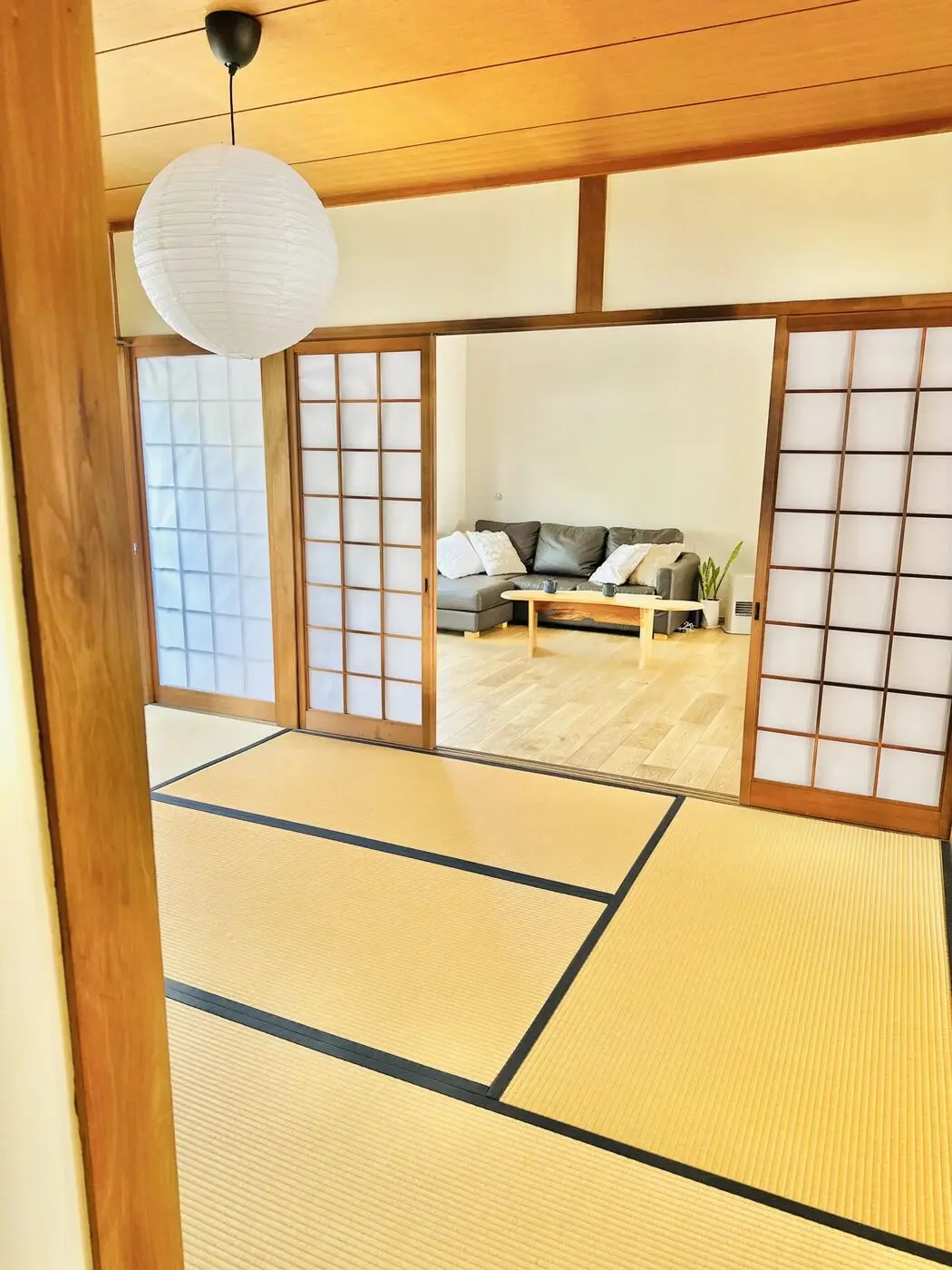 Salon avec canapé vu à travers les shoji